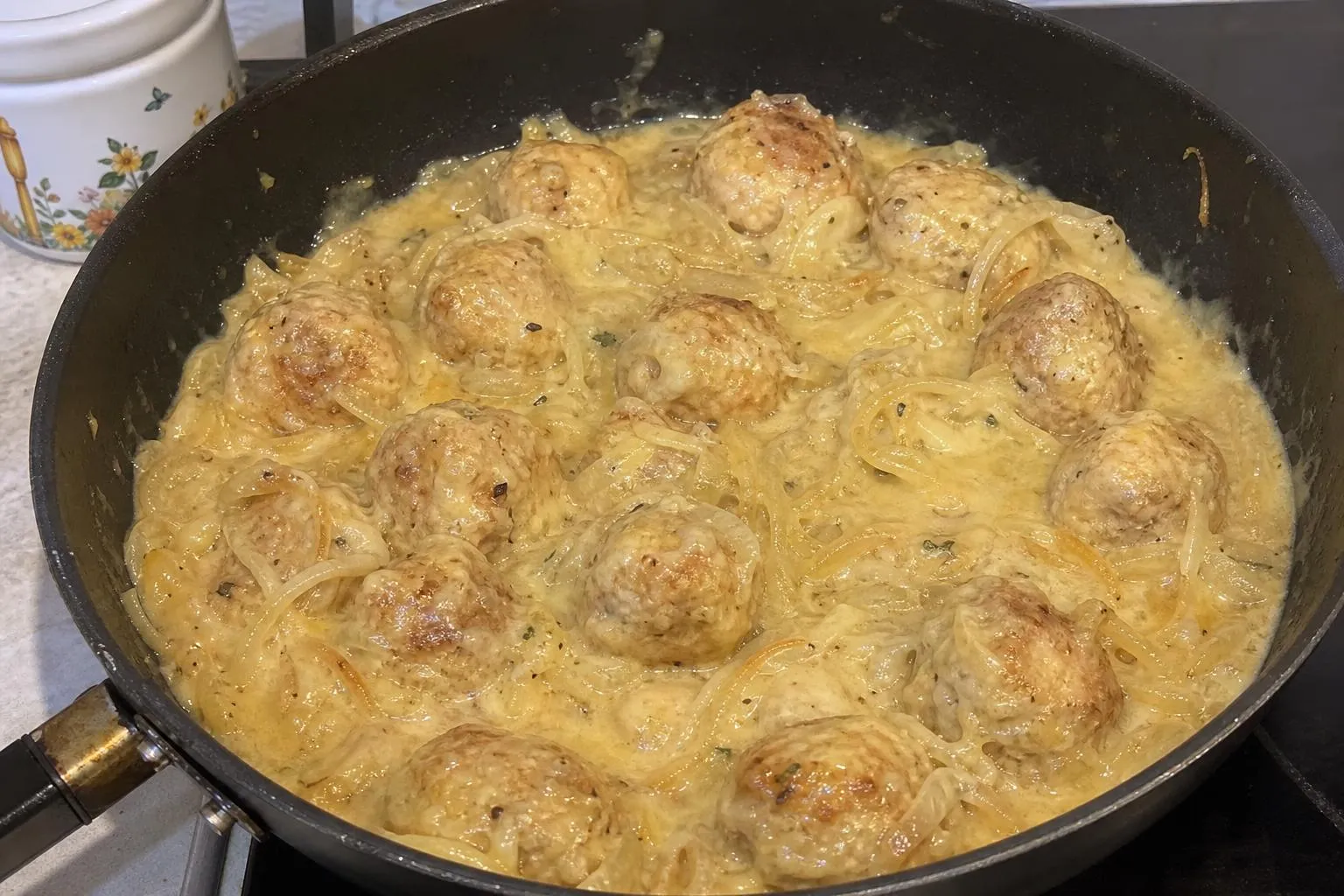 Куриные фрикадельки в луково-сырном соусе