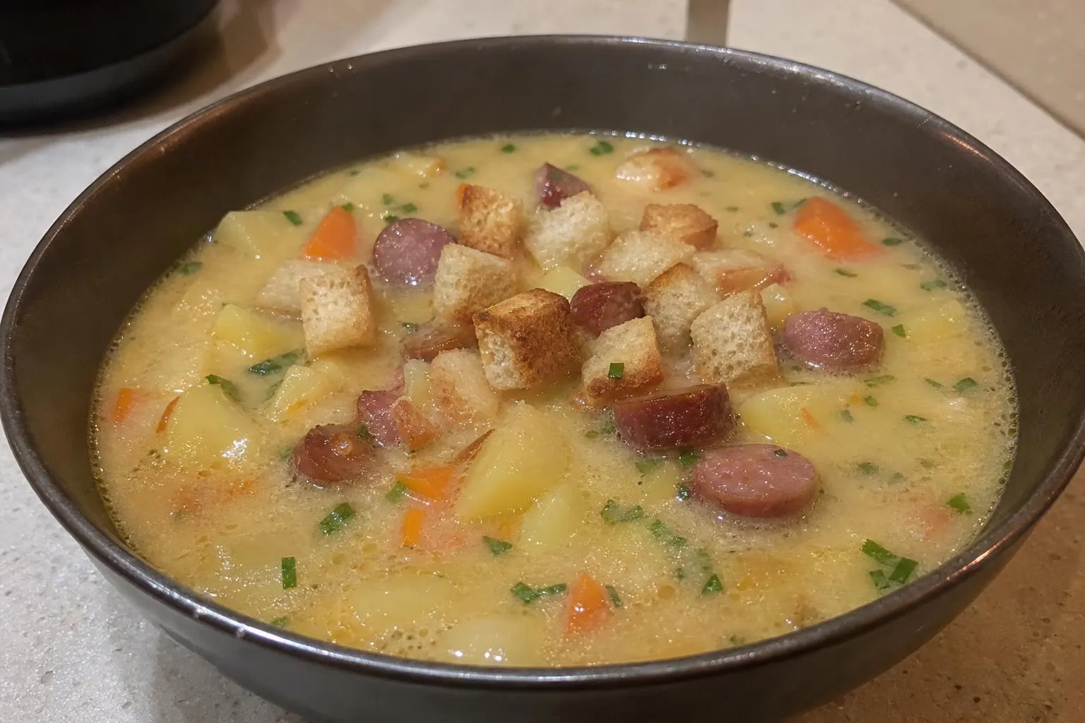 Сырный суп с копчёными колбасками