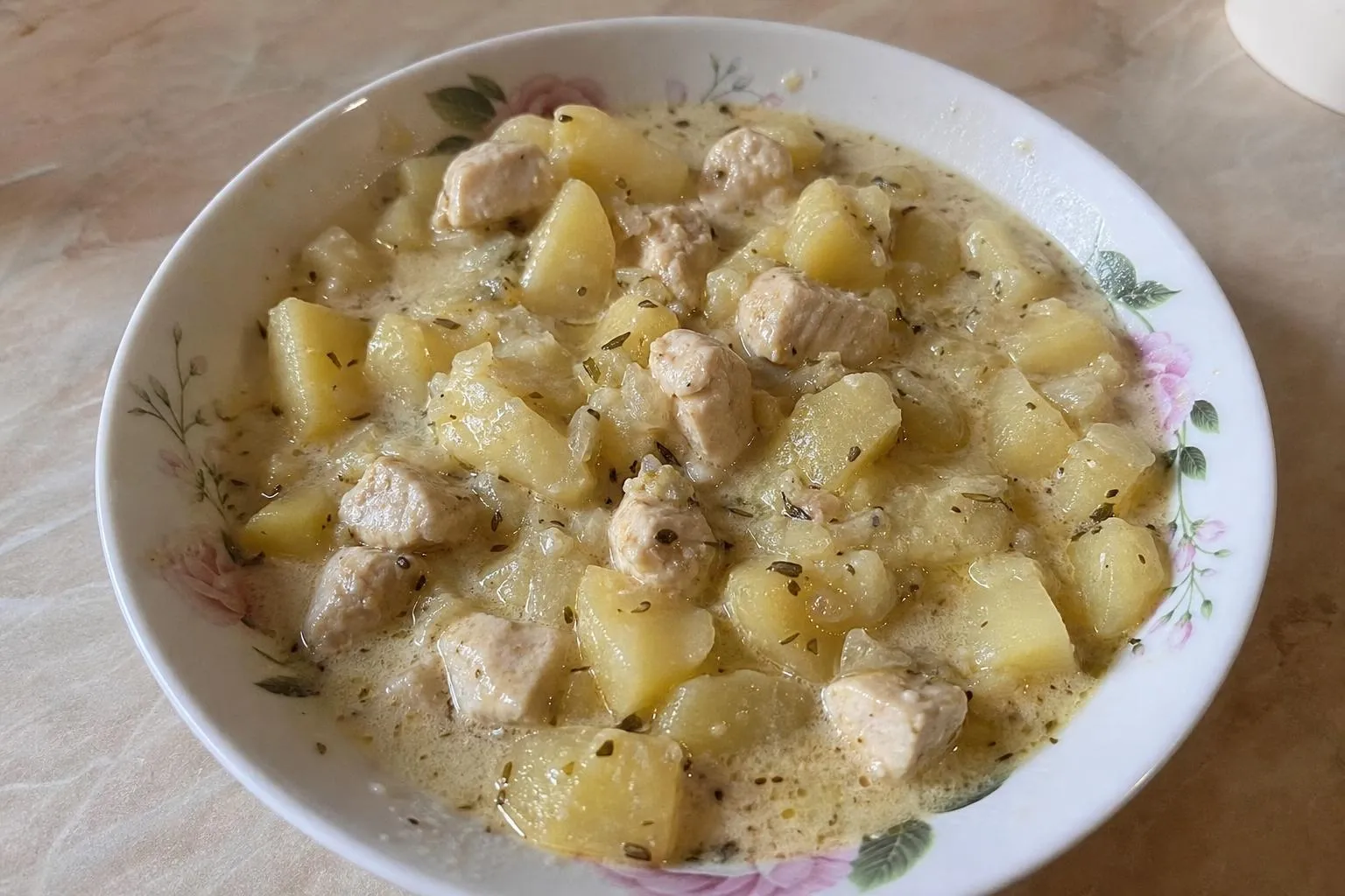 Картошка, тушённая с курицей в сметанно-сливочном соусе