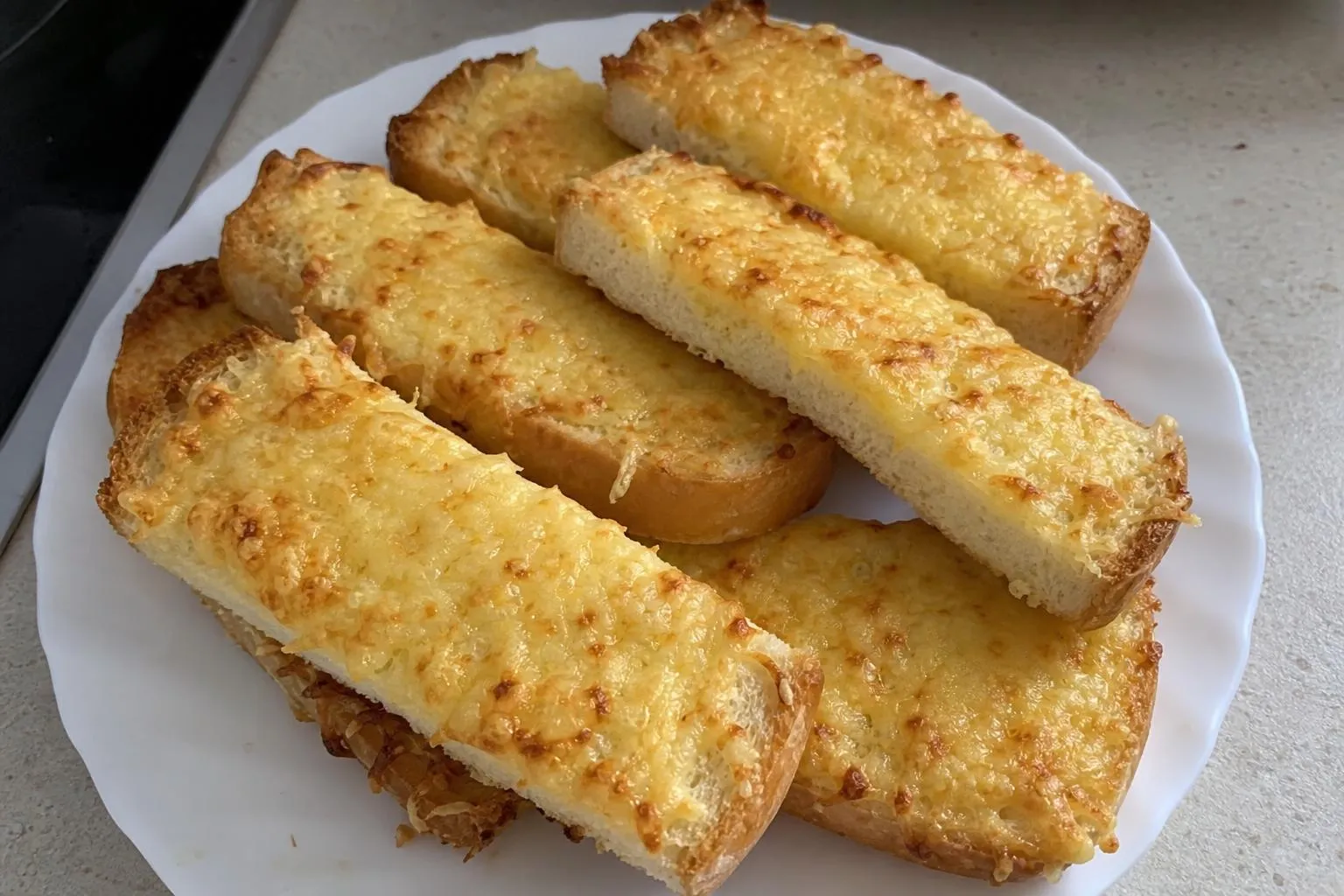 Чесночный хлеб с сыром