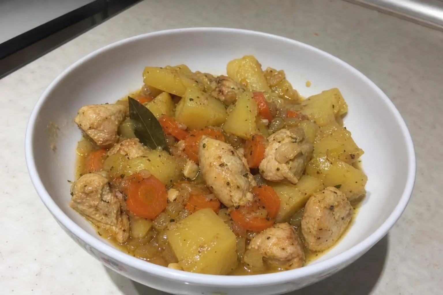 Картошка, тушенная с курицей