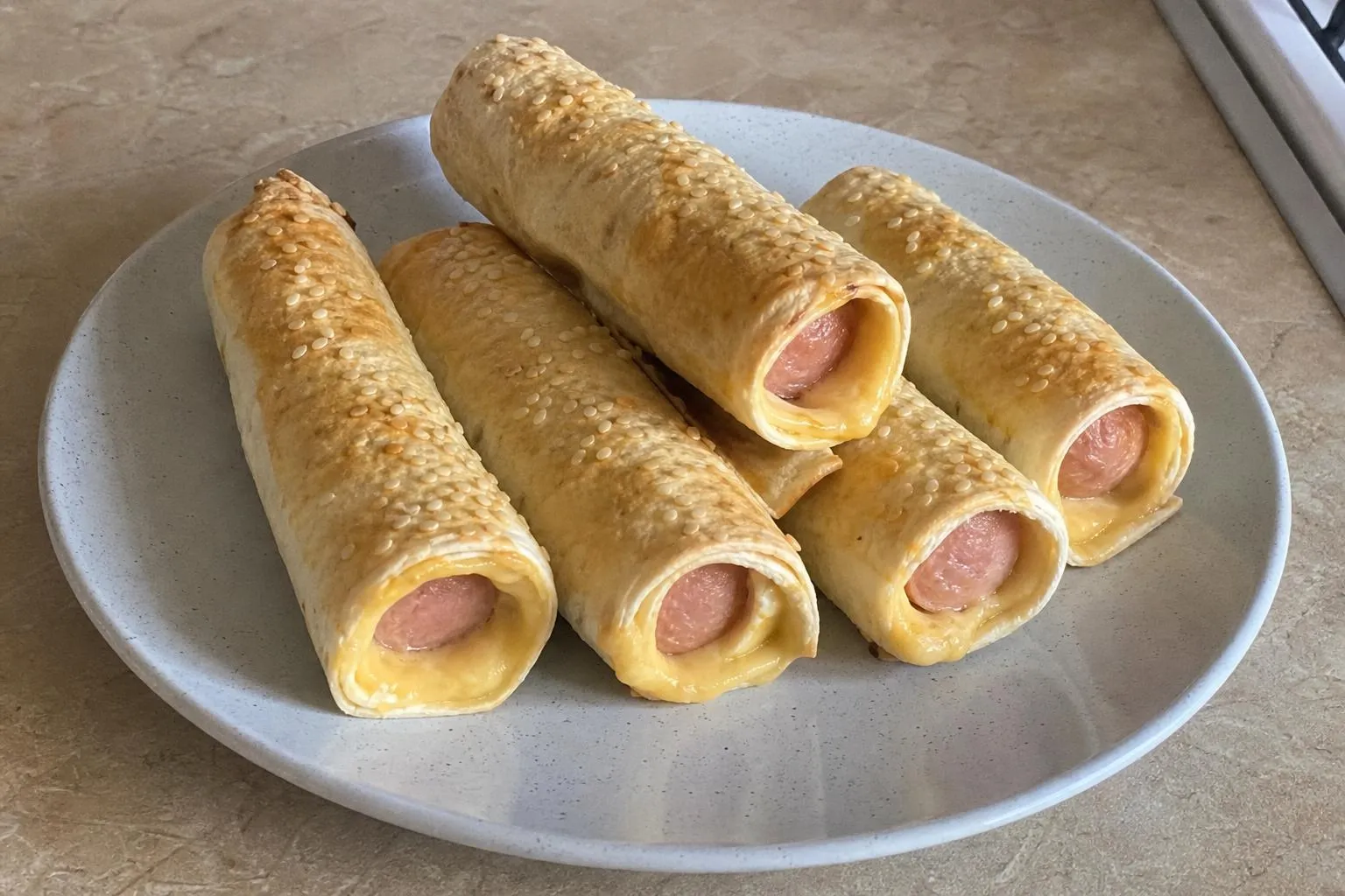 Сосиски с сыром в лаваше в духовке