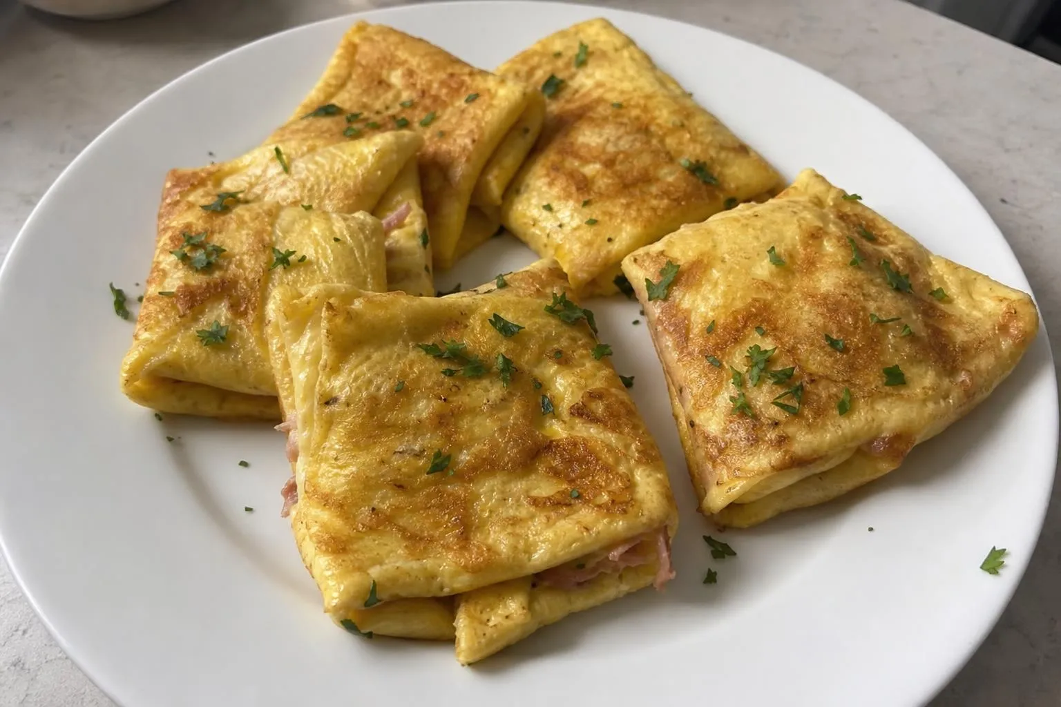 Яичные конвертики с сыром и ветчиной