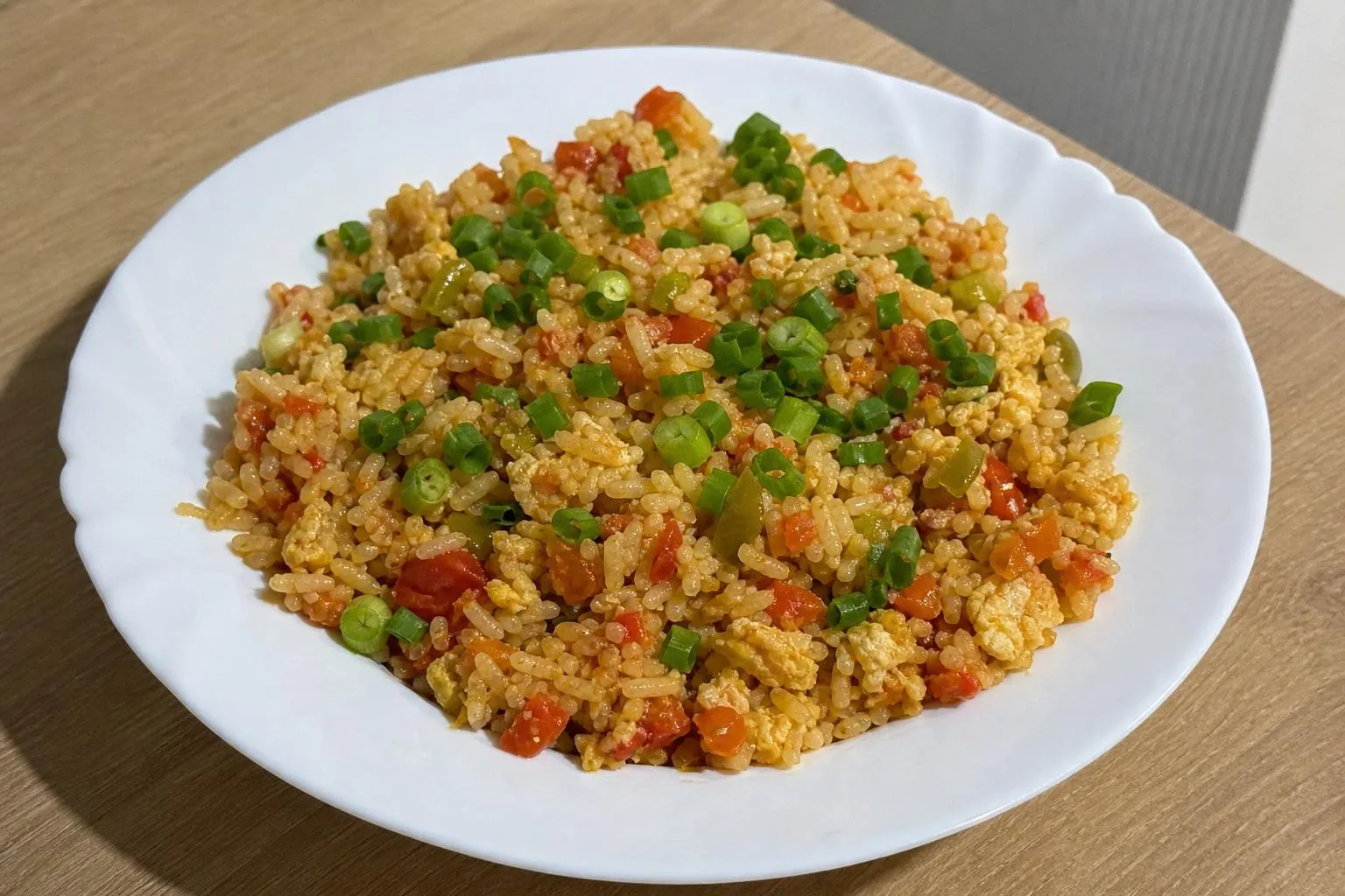 Рис с овощами и яйцами на сковороде