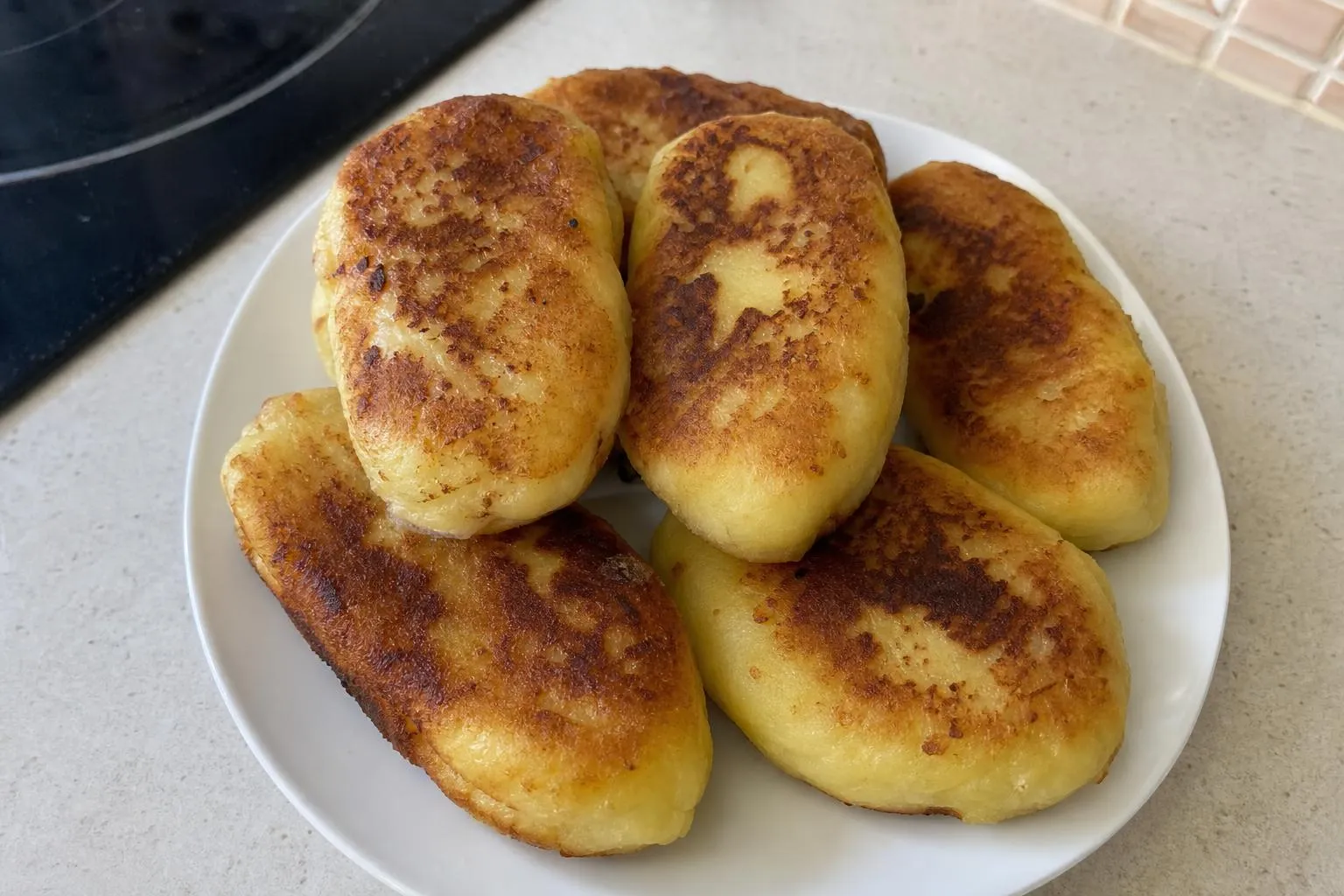 Картофельные пирожки с сосиской