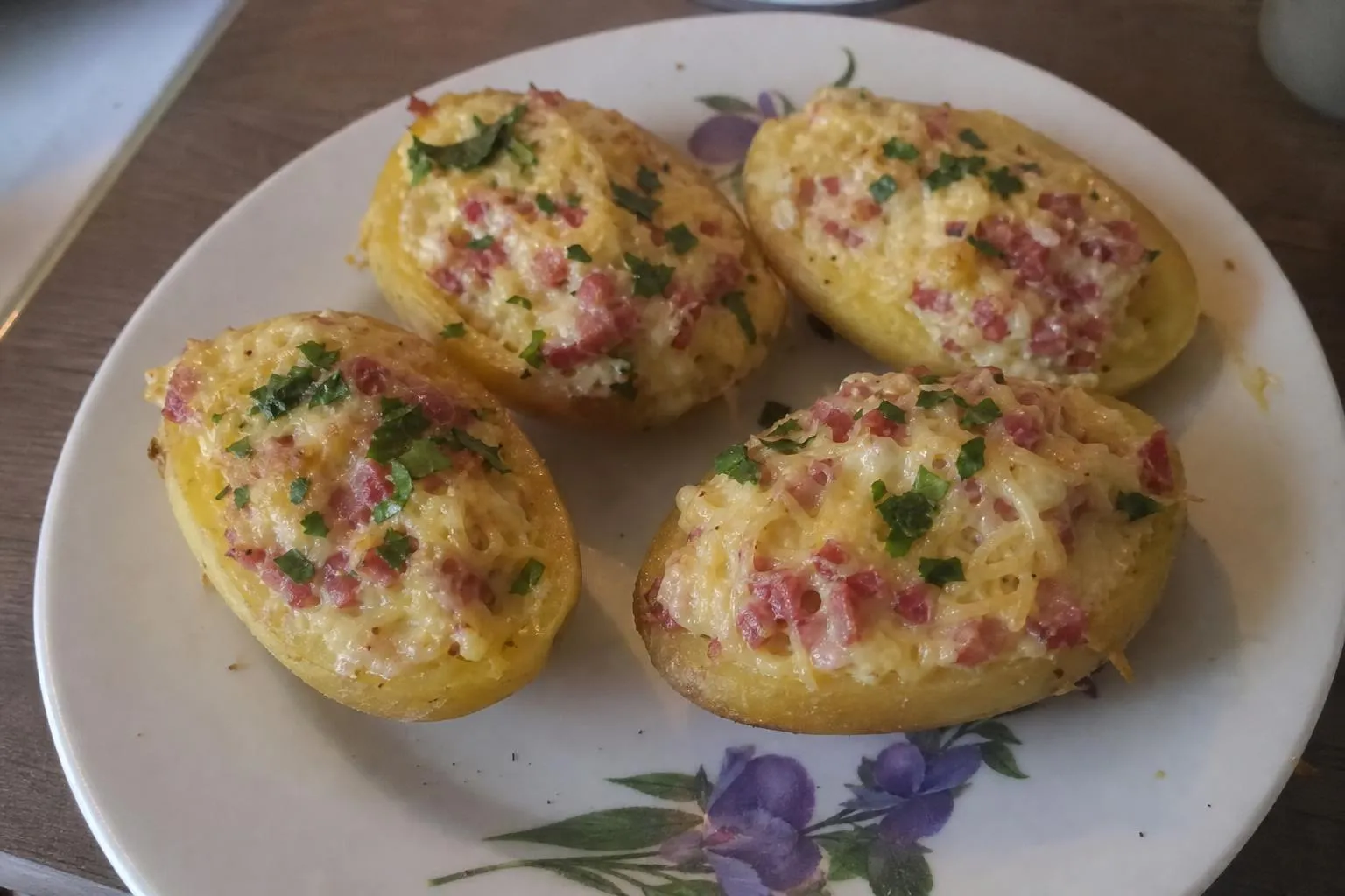 Картофель, фаршированный сыром и колбасой