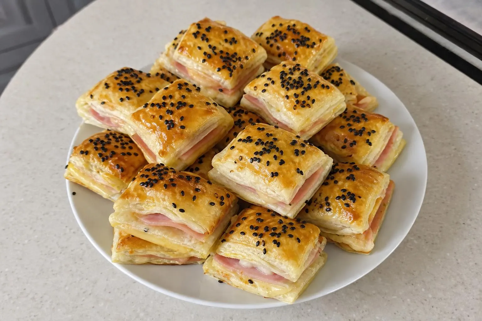 Закусочные слойки с сыром и ветчиной