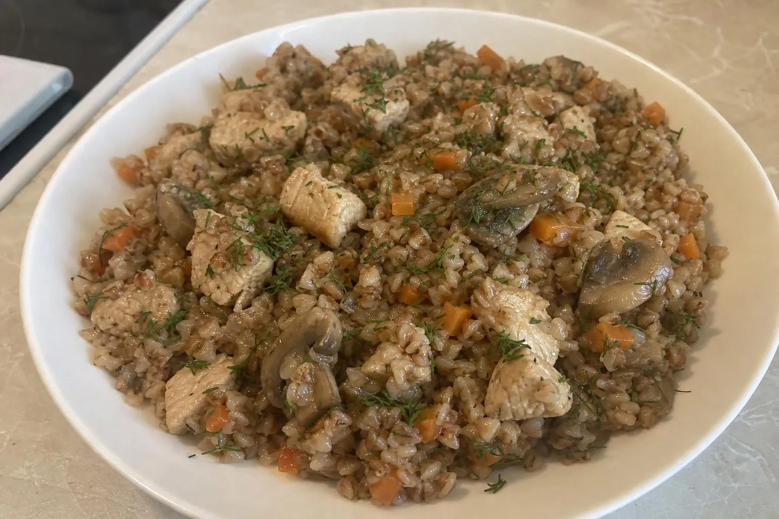 Гречка с грибами, курицей и сливками на сковороде