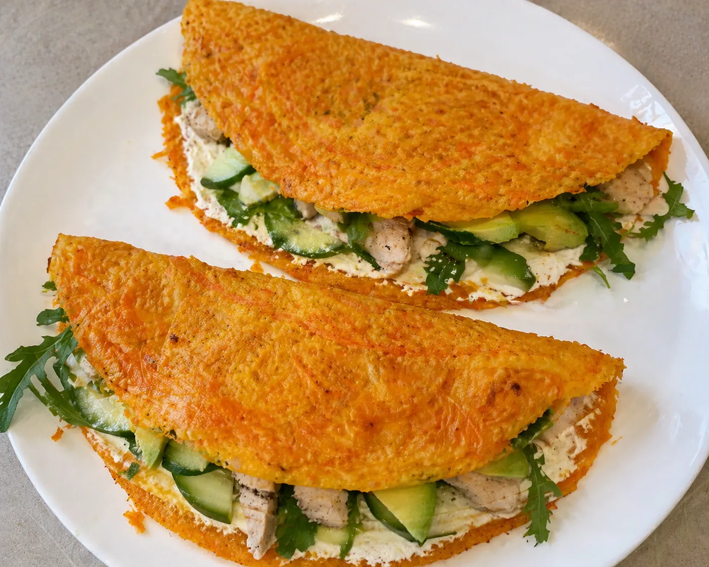 Морковные тортильи с курицей и авокадо