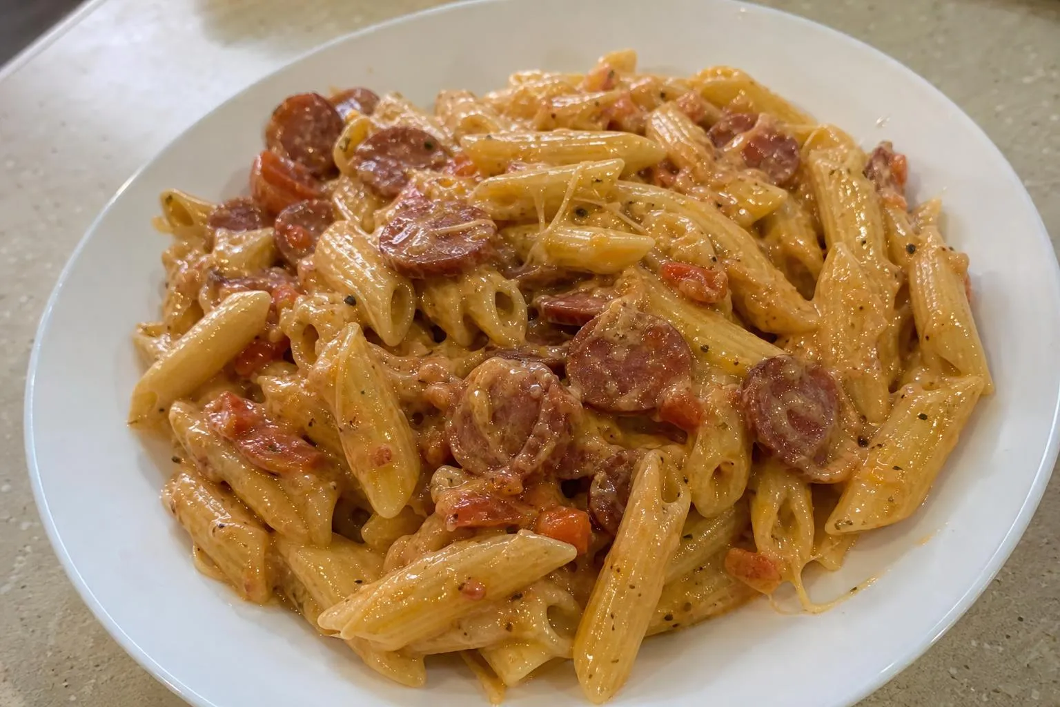Макароны с копчёными колбасками в томатно-сливочном соусе