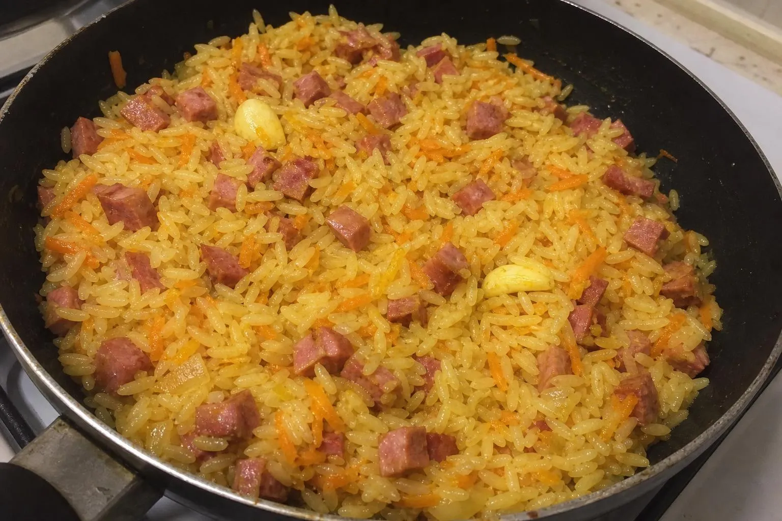 Рис с копчёной колбасой и овощами на сковороде